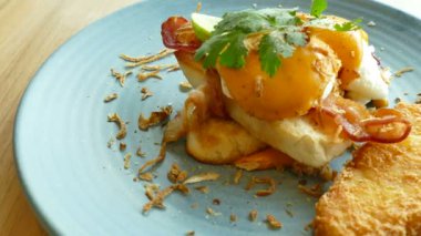 lezzetli Yumurta Benedict beyaz tabak içinde pastırma ile 