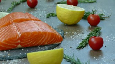 yemek pişirmek için malzemelerle çiğ ton balığı filetosu 