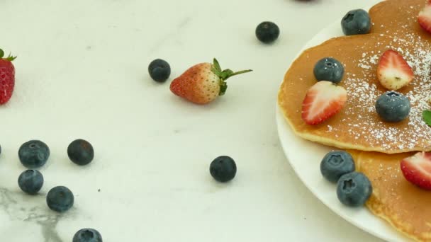 美味的早餐与煎饼和新鲜的浆果 — 图库视频影像