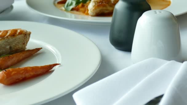 美味的烤鲑鱼牛排配蔬菜在白色的盘子里 — 图库视频影像
