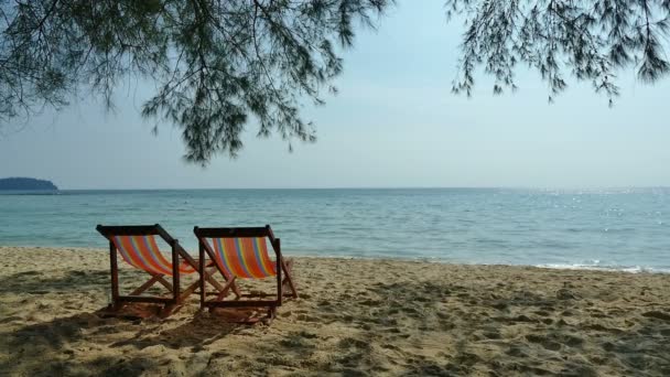 Zwei Chaiselongen Tropischen Strand Mit Blauen Meereswellen — Stockvideo