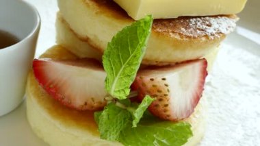 Beyaz plaka soslu lezzetli gözleme 