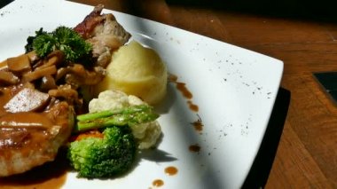 lezzetli ızgara domuz eti biftek sosu ve beyaz tabak sebze 