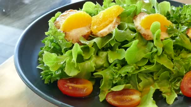 Deliciosa Salada Pato Defumado Com Legumes Frescos — Vídeo de Stock