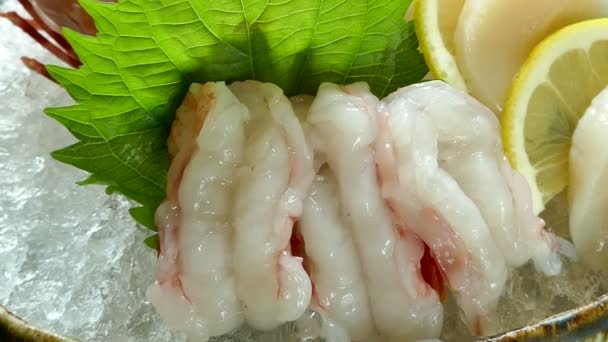 Délicieux Sashimi Frais Crus Aux Crevettes Nourriture Traditionnelle Japonaise — Video