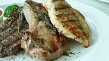 lezzetli karışık barbekü et: sığır eti, domuz eti ve tavuk, video 