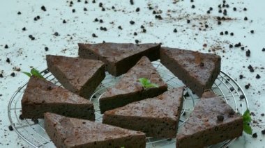 nane yaprakları ile lezzetli çikolatalı browni kek 