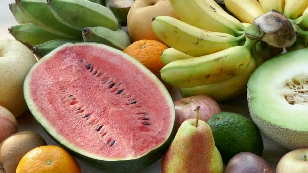 Νόστιμα Ανάμικτες Τροπικά Φρούτα Στο Ξύλινο Τραπέζι — Αρχείο Βίντεο