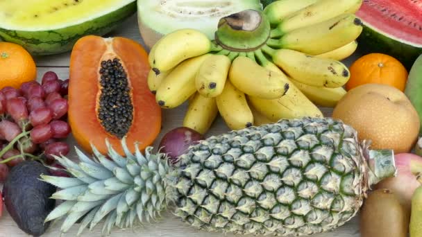 Deliciosas Frutas Tropicales Variadas Mesa Madera — Vídeos de Stock