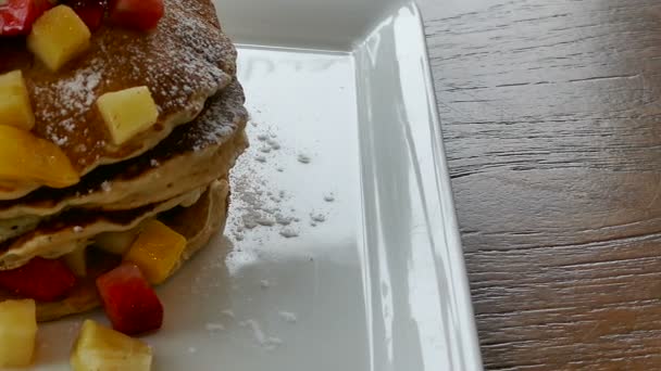 Leckere Pfannkuchen Mit Sahne Frischen Erdbeeren Und Banane Auf Weißem — Stockvideo