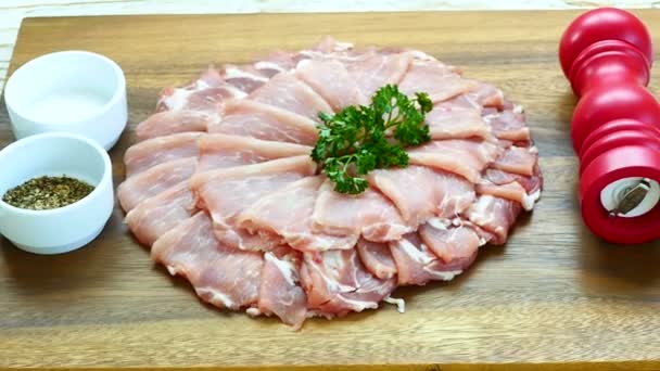 Scheiben Frisches Rohes Schweinefleisch Auf Holzschneidebrett — Stockvideo