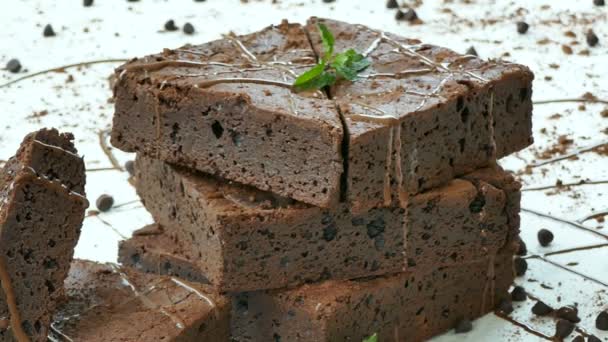 Läckra Choklad Brownie Tårtor Med Myntablad — Stockvideo