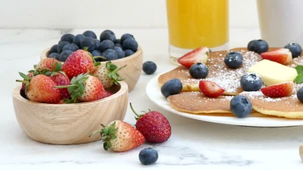 パンケーキ 新鮮な果実ジュースとおいしい朝食 — ストック動画