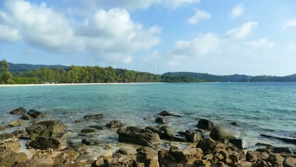 Pitoresca Marina Com Ondas Mar Praia Tropical Céu Azul — Vídeo de Stock