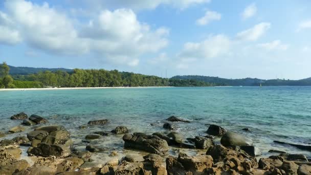 Pintoresco Puerto Deportivo Con Olas Marinas Playa Tropical Cielo Azul — Vídeos de Stock