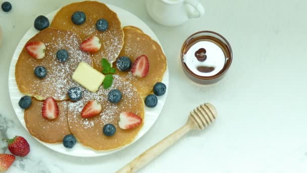 Deliciosos Panqueques Con Mantequilla Bayas Frescas Plato Blanco — Vídeos de Stock