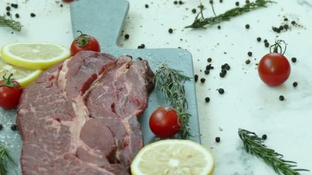 Verse Rauwe Biefstuk Met Kruiden Voor Het Koken — Stockvideo