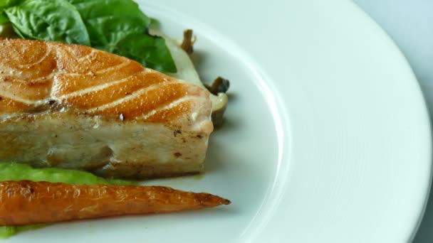 Delicious grilled salmon steak with vegetables in white plate — Stock Footage Delicious Grilled Salmon Steak Vegetables White Plate Stock Video