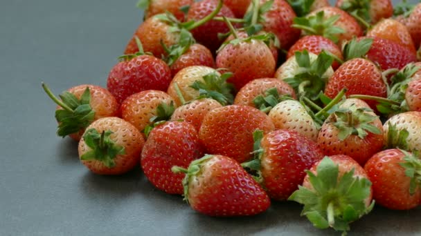 Haufen Frischer Erdbeeren Lebensmittel Hintergrund Video — Stockvideo