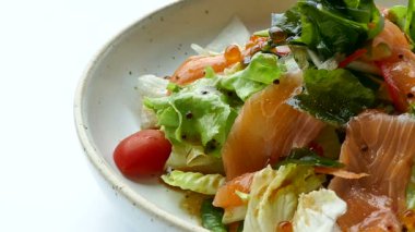 taze sebze ile lezzetli füme somon salata