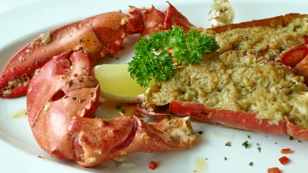 Délicieux Homard Grillé Dans Une Assiette Blanche Délicatesse Fruits Mer — Video