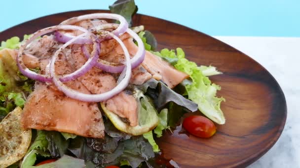 Deliciosa Ensalada Salmón Ahumado Con Verduras Frescas Primer Plano — Vídeos de Stock