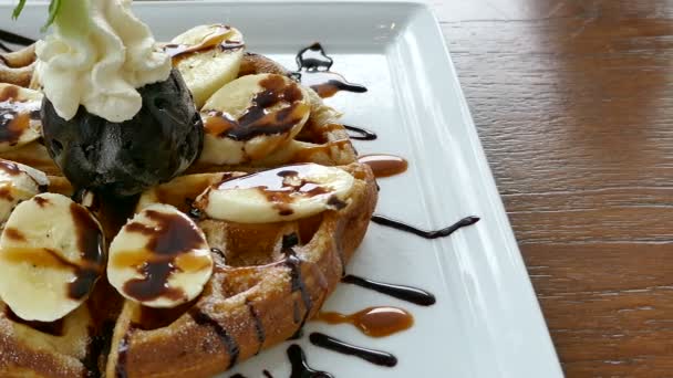 Delicioso Waffle Doce Com Banana Sorvete Chocolate — Vídeo de Stock