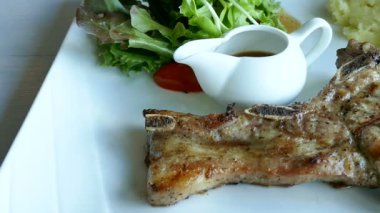 Beyaz tabak lezzetli ızgara domuz eti biftek 