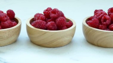 Küçük ahşap kase taze ahududu