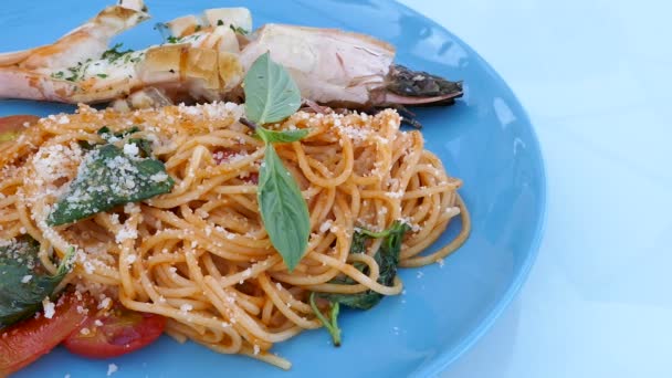 Heerlijke Spaghetti Met Pikante Garnalen Blauw Bord — Stockvideo