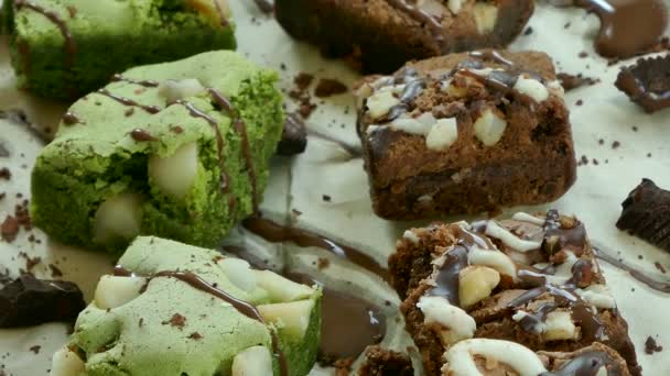 Köstliche Hausgemachte Schokolade Brownie Kuchen Auf Papier — Stockvideo