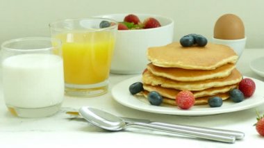 krep, taze meyve, kahve ve yulaf lapası ile lezzetli breakfast