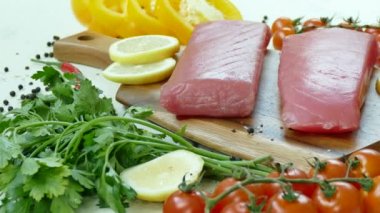 yemek pişirmek için malzemelerle çiğ ton balığı filetosu 
