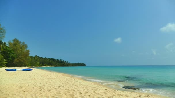 Malerischer Yachthafen Mit Meereswellen Sandstrand Und Blauem Himmel — Stockvideo