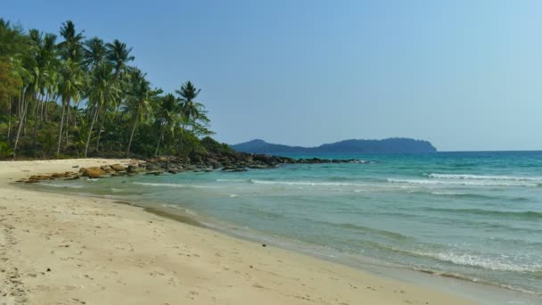 Malerischer Yachthafen Mit Meereswellen Sandstrand Und Blauem Himmel — Stockvideo