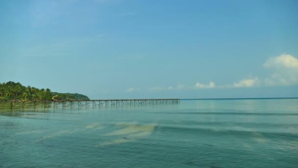 Malerischer Yachthafen Mit Meereswellen Sandstrand Und Blauem Himmel — Stockvideo