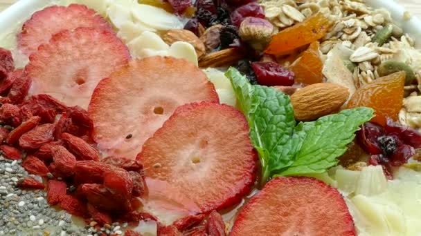 Świeży Smaczny Musli Orzechy Owoce Jagody Zdrowe Jedzenie — Wideo stockowe