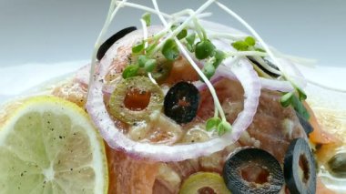 Lezzetli Somon carpaccio plaka, video 