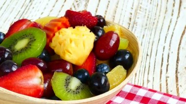 çeşitli olgunlaşmış meyve ve çilek rustik masada ahşap kase 