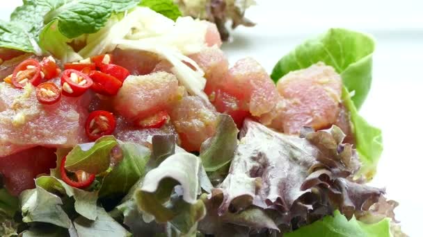 Köstliches Thunfisch Tatar Mit Sauce Auf Weißem Teller — Stockvideo