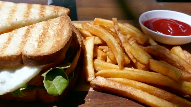 Leckere Sandwiches Mit Schinken Und Käse Und Pommes Frites Video — Stockvideo