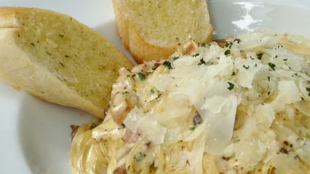 Vynikající Špagety Carbonara Křupavou Slaninou Toasty Bílé Desky — Stock video