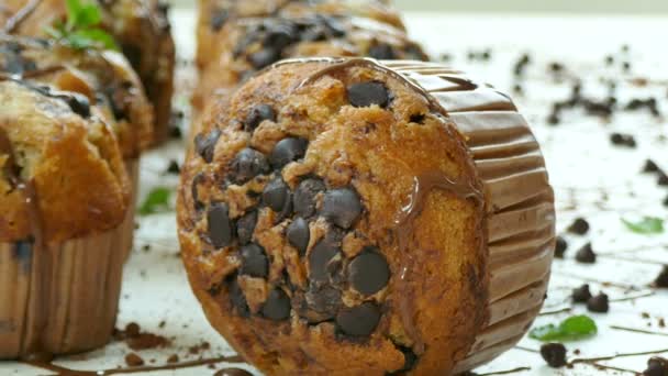 Heerlijke Zelfgemaakte Muffins Met Chocolade Druppels — Stockvideo