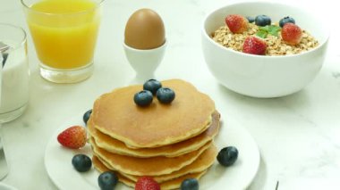 krep, taze meyve, kahve ve yulaf lapası ile lezzetli breakfast