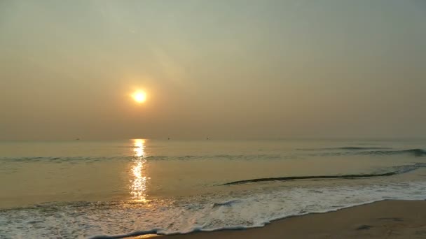 海の波と砂浜のビーチ 劇的な空のサンセット ビュー — ストック動画