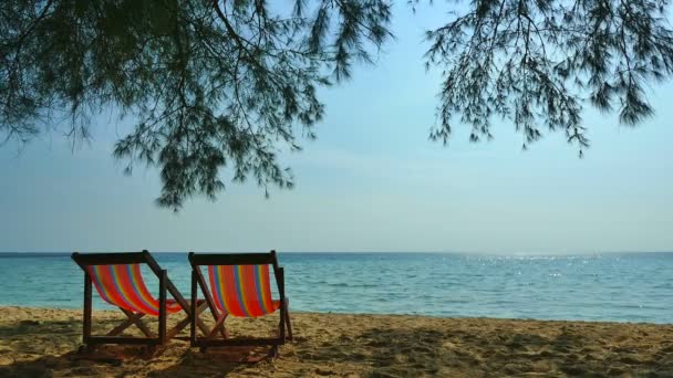 Due Chaise Longue Sulla Spiaggia Tropicale Con Onde Blu Dell — Video Stock