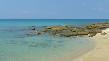 dalgalar deniz ve kum plajındaki kayalar ile pitoresk marina 