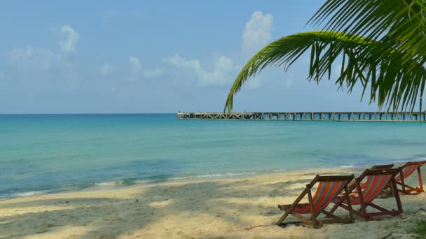 Zwei Chaiselongen Tropischen Strand Mit Blauen Meereswellen — Stockvideo