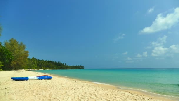 Boot Tropischen Sandstrand Und Blauem Himmel — Stockvideo