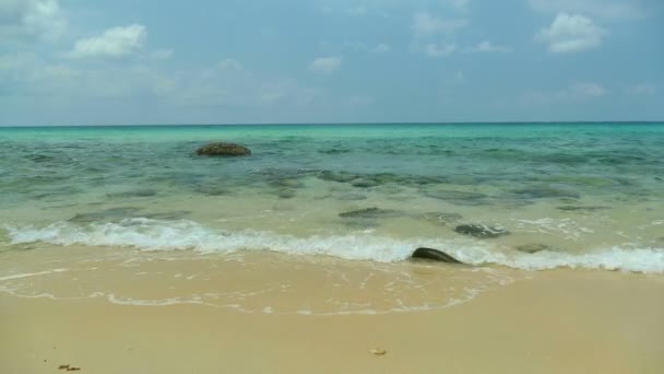 Malerischer Yachthafen Mit Meereswellen Sandstrand Und Blauem Himmel — Stockvideo